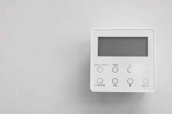 一个恒温器在室内的白墙 文字的空间 智能家庭系统 图库图片