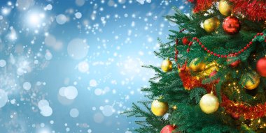 Kırmızı ve altın renkli toplarla süslenmiş Noel ağacı bulanık arka plan, bokeh etkisi. Metin için alanı olan pankart tasarımı