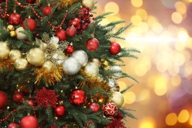 Kırmızı ve altın renkli toplarla süslenmiş Noel ağacı bulanık arka plan, bokeh etkisi. Metin için boşluk