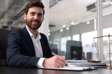 Ofisteki gülümseyen avukat portresi. Metin için boşluk