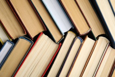 Arka plan, üst görünüm olarak birçok farklı ciltli kitap