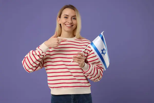 Mulher Feliz Apontando Para Bandeira Israel Fundo Violeta — Fotografia de Stock