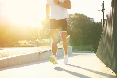 Güneşli bir günde dışarı koşan bir adam, yakın plan. Metin için boşluk