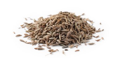 Beyaz üzerine izole edilmiş aromatik kimyon (Farsça kimyon) tohumu yığını