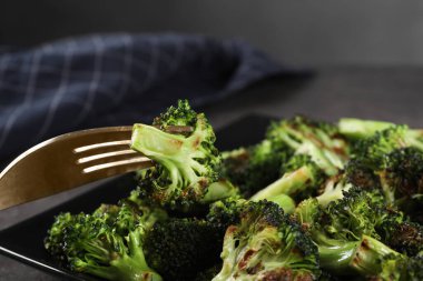 Masada lezzetli kızarmış brokoli yemek, yakın plan.