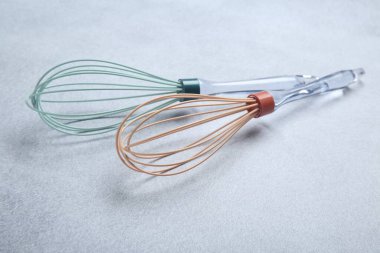 Gri masaya iki çırpı. Mutfak aracı