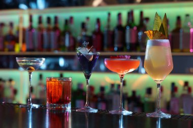 Barda farklı taze alkollü kokteyller.