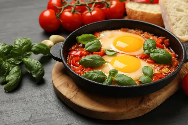 Lezzetli Shakshuka, gri desenli masada servis edilir, yakın plan.