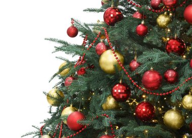 Süs ve çelenkle süslenmiş güzel Noel ağacı beyaza izole edilmiş.