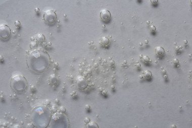 Beyaz arkaplanda kozmetik serumu temizle, makro görünüm