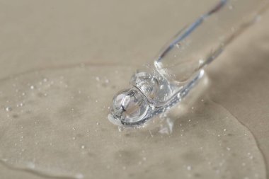Bej arka planda kozmetik serumu ve makro manzaralı bir boru. Metin için boşluk