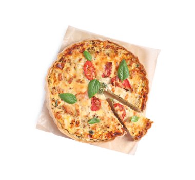 Domatesli kiş, fesleğen ve peynir beyaza izole edilmiş.