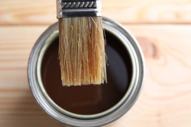 Ağaç yüzeyinde cila ile teneke üzerinde fırça, üst görünüm