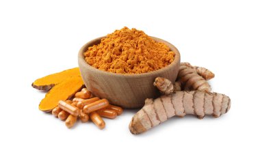 Beyaz üzerine izole edilmiş bir kase aromatik zerdeçal tozu, haplar ve çiğ kökler.