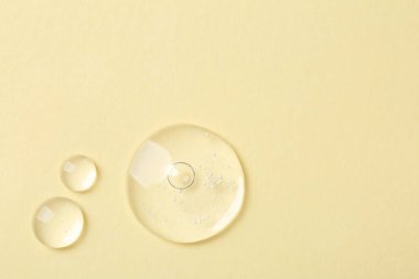 Bej arka planda kozmetik serumu örnekleri. Metin için boşluk