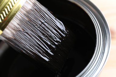 Odun lekesiyle teneke kutuya daldırma, yakın plan.