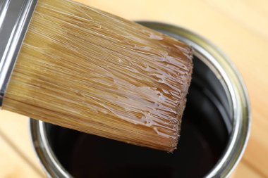 Teneke üzerinde cila ile fırça masaya, yakın çekim