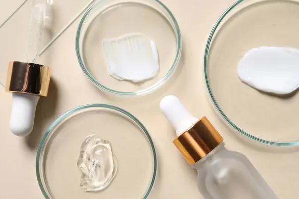Bottiglia Siero Cosmetico Capsule Petri Con Campioni Fondo Beige Posa — Foto Stock