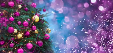 Mor ve altın renkli toplarla süslenmiş Noel ağacı bulanık arka plan, bokeh etkisi. Metin için alanı olan pankart tasarımı