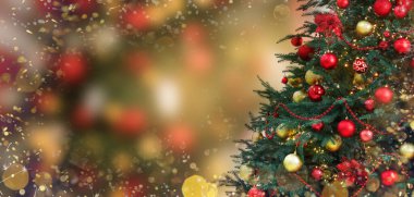 Kırmızı ve altın renkli toplarla süslenmiş Noel ağacı bulanık arka plan, bokeh etkisi. Metin için alanı olan pankart tasarımı