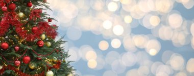 Kırmızı ve altın renkli toplarla süslenmiş Noel ağacı bulanık arka plan, bokeh etkisi. Metin için alanı olan pankart tasarımı