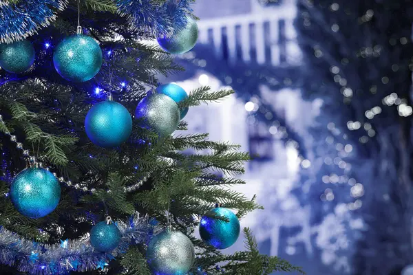 Albero Natale Decorato Con Palline Festive Azzurre Argento Sullo Sfondo — Foto Stock