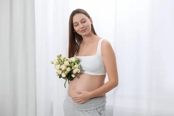 Όμορφη Έγκυος Γυναίκα Μπουκέτο Τριαντάφυλλα Κοντά Στο Παράθυρο Εσωτερικούς Χώρους — Φωτογραφία Αρχείου