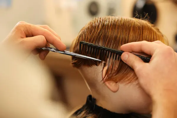 Professional Hairdresser Cutting Boy Hair Beauty Salon Closeup — Stock Photo, Image