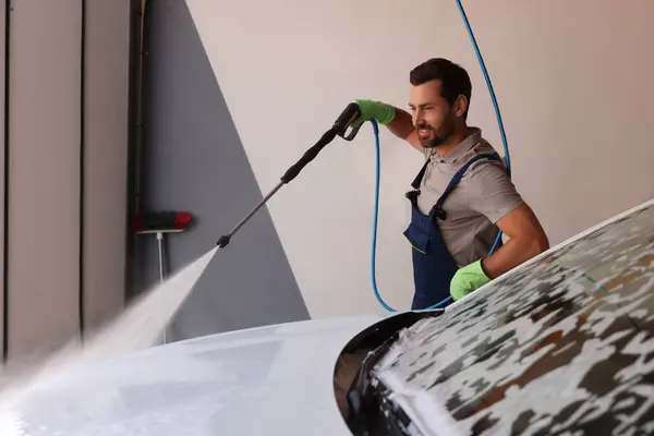Worker Washing Auto High Pressure Water Jet Outdoor Car Wash — Stock fotografie