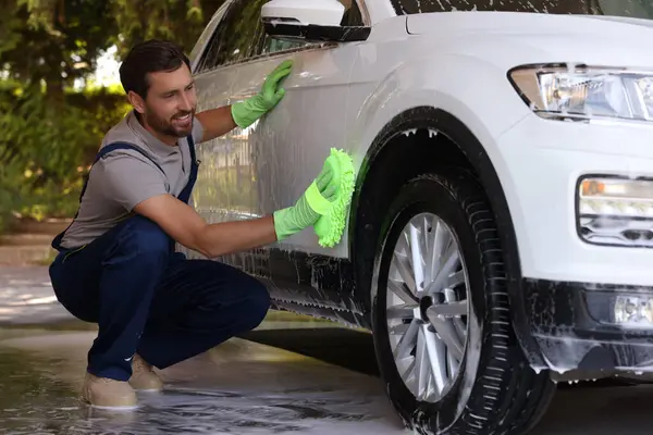 Εργαζόμενος Πλύσιμο Αυτοκινήτων Σφουγγάρι Υπαίθριο Πλυντήριο Αυτοκινήτων — Φωτογραφία Αρχείου