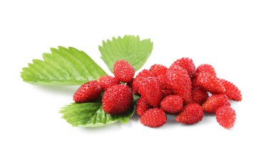 Olgun yabani çilekler ve yeşil yapraklar beyazın üzerinde izole edilmiş.