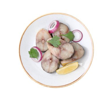 Limonlu ve soğanlı leziz tuzlu uskumru dilimleri.