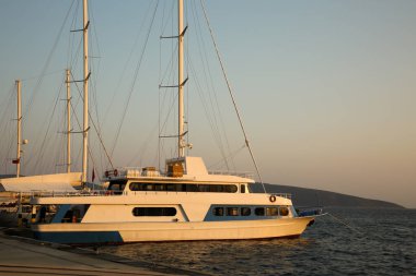 Deniz limanına demir atmış feribot ve teknelerin güzel manzarası.