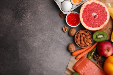 Kahverengi masadaki birçok farklı ürün, düz ve metin için yeri vardı. Serotoninin doğal kaynakları