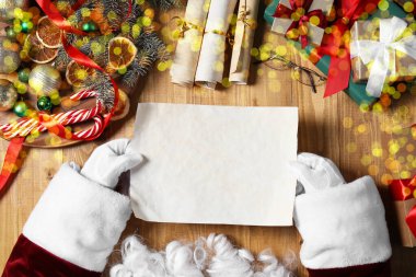 Noel Baba mektup, gözlük ve Noel süsü ile ahşap masa, üst manzara. Metin için boşluk