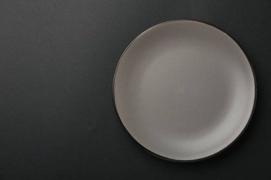 Siyah arka planda güzel bir seramik plaka, üst manzara. Metin için boşluk