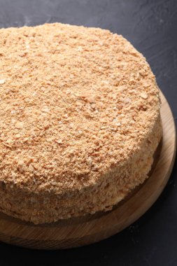 Lezzetli Napolyon keki siyah masada, yakın çekim manzaralı.