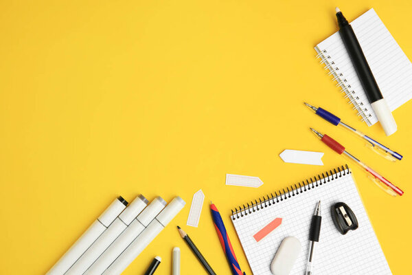 Различные школьные канцелярские принадлежности на желтом фоне, квартира лежала с пространством для текста. Возвращение в школу