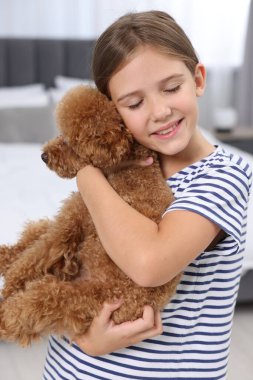 Evinde şirin bir köpek yavrusu olan küçük bir çocuk. Sevimli hayvan