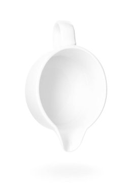 Temiz boş sos sürahisi beyaza izole edilmiş.