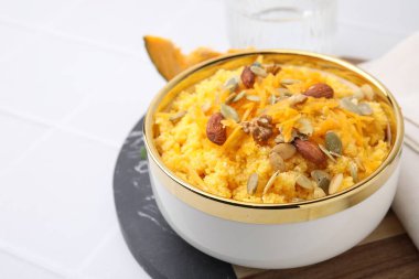 Fındıklı mısır unu, kabak ve tohumlar beyaz masada, yakın plan. Metin için boşluk