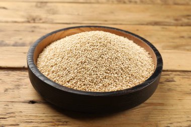 Tahta masadaki kasede kurutulmuş kinoa tohumları, yakın plan.