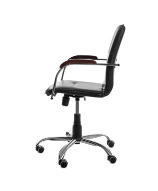 Rahat deri ofis sandalyesi beyaza izole edilmiş.