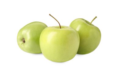 Taze yeşil elmalar beyazda izole edilmiş.
