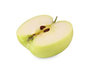 Olgun yeşil elmanın yarısı beyaza izole edilmiş.