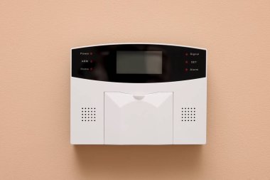 Bej duvardaki ev güvenlik alarmı sistemi