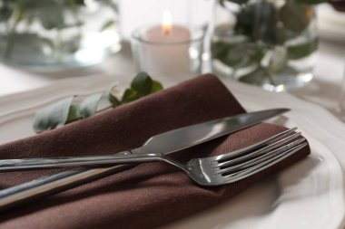 Çatal bıçaklı güzel masa ayarları, yakın çekim manzarası