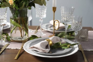 Evin içinde çiçeklerle süslenmiş güzel bir masa.