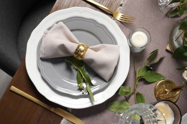 Çiçek desenli, düz yataklı güzel bir masa.