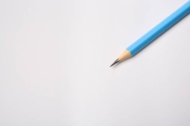 Beyaz zemin üzerinde keskin grafit kalem, üst görünüm. Metin için boşluk